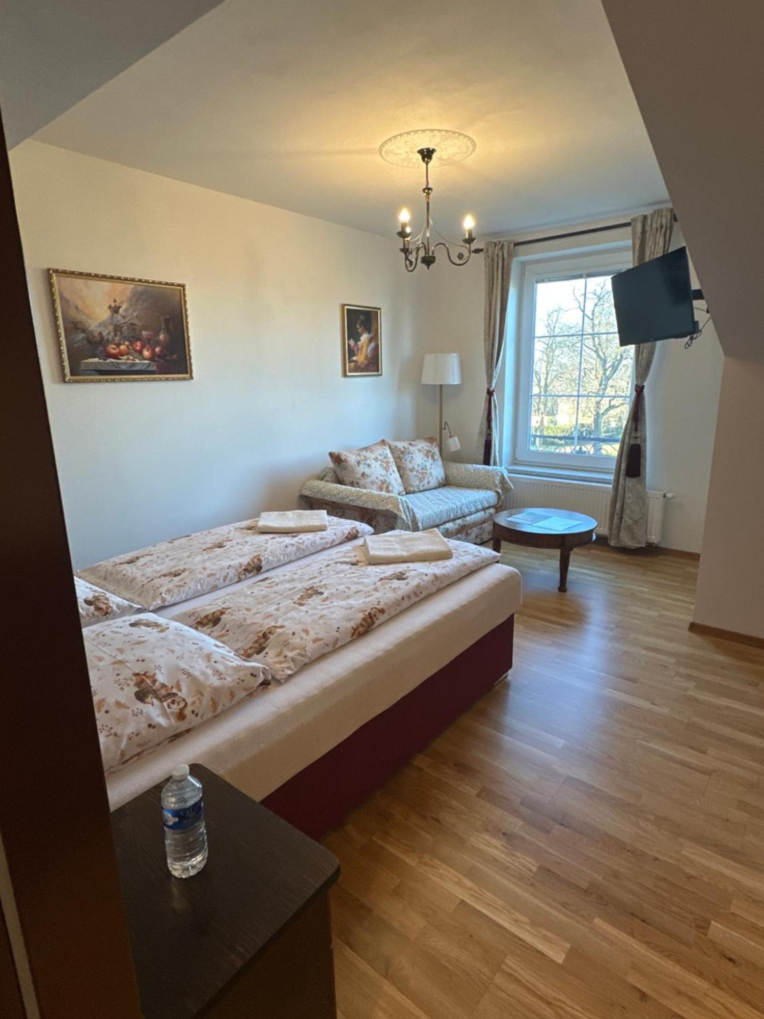 Hotel Bynovecký Zámeček Exteriér fotografie